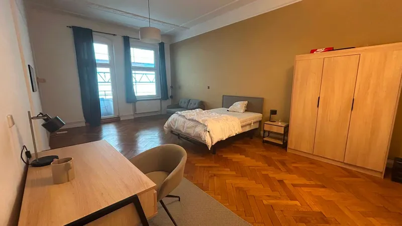 Einzigartige möblierte 4-Zimmer-Altbauwohnung mit 2 Bändern I Balkon I EBK I unbefristet & ab sofort — photo 1
